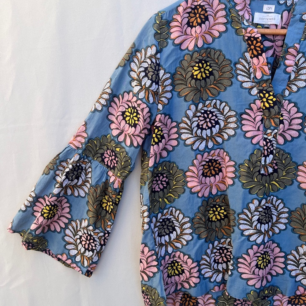 Ann Taylor Women's Top, size S, Split Neck, Blue Floral, Softened Collection - Picture 6 of 14